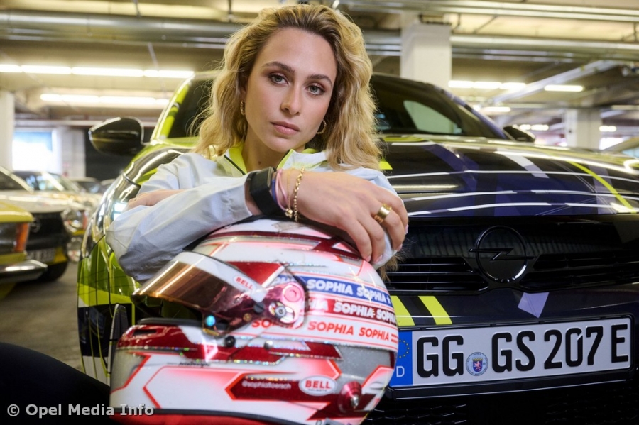 Sophia Fl&ouml;rsch junta-se &agrave; Opel GSE Formula E Team