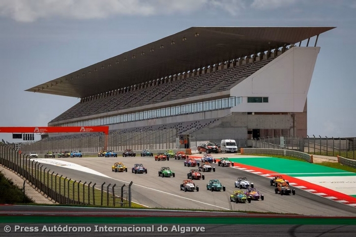 Abril fecha com ac&ccedil;&atilde;o no AIA e no KIA