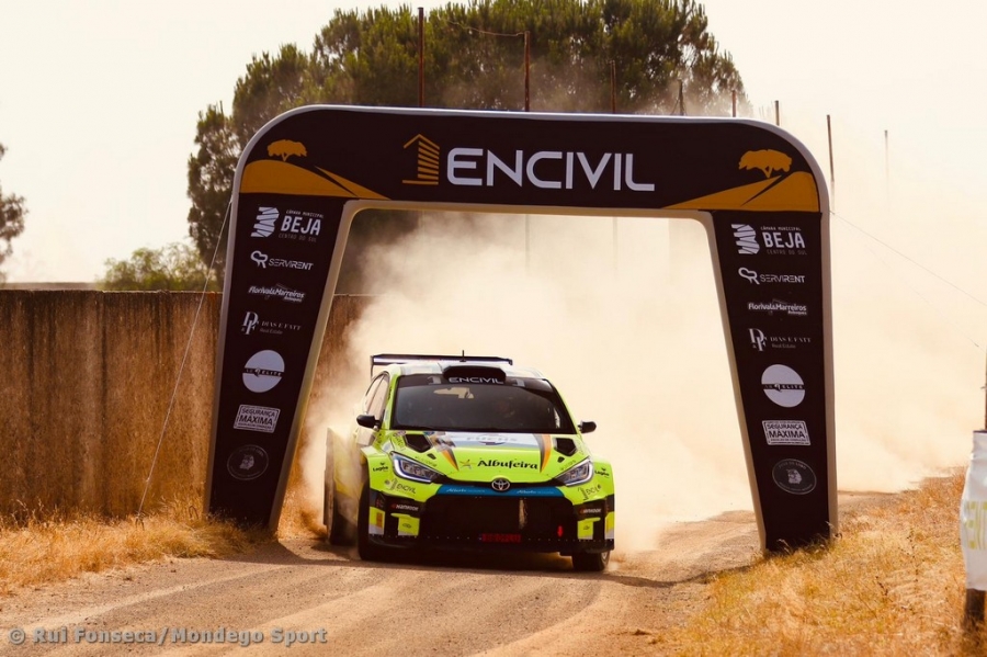 Ricardo Teodósio na frente do Encivil Rally de Beja
