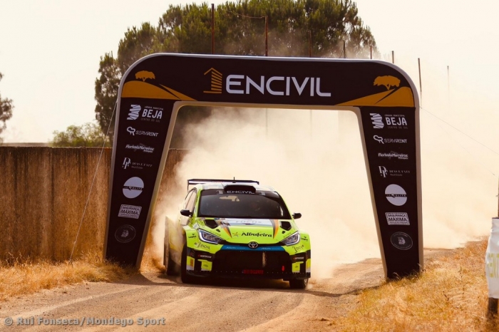 Ricardo Teodósio na frente do Encivil Rally de Beja