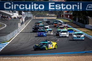 Super Legends com corridas &quot;bandeiradas&quot; no Estoril