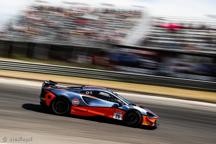 Lu&iacute;s Aguiar leva McLaren &agrave; vit&oacute;ria nos Supercars Espanha
