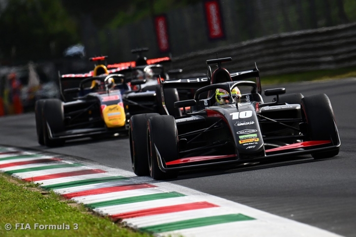 Kato flies through for maiden F3 victory
