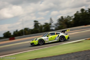 Henrique Cruz sobe ao p&oacute;dio na estreia no PSCI